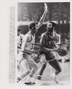 1973 Press Photo Boston Celtics John Havlicek .vs. New York Knicks Walt Frazier - Picture 1 of 2