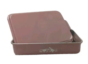 Vintage MIRRO Alluminio 13 x 9in ROSA Verniciato Oche Cottura Torta PAN Coperchio a Scatto - Foto 1 di 8
