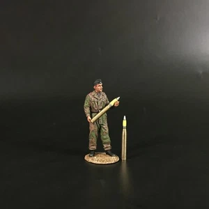 WAR PARK MINIATURES 1:30 WW2 GERMAN KU097 WAFFEN TANK CREW CARRYING SHELL NO.1 - Picture 1 of 3