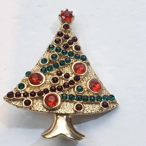 Broche prendedor vintage de árbol de Navidad con pedrería roja verde de metal tono dorado - Imagen 1 de 4