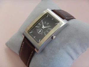 NEU MAGNA CARTE TANK CURVED UHR BEKLEIDET SCHWARZES ZIFFERBLATT STAHL GEHÄUSE GEBÜRSTET - Bild 1 von 15
