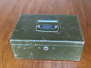 Vtg Green Metal Handled Lock Box (No Key) for Dependability Solar Mfg Company - Picture 1 of 19