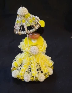VINTAGE SAFETY PIN YELLOW DRESS WITH LACE HOLDING HER UMBRELLA PIN DOLL 4" - Picture 1 of 5