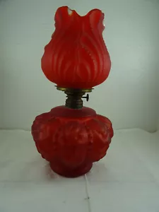 Antica lampada a olio vittoriana tulipano rosso satinato uragano 9" - Foto 1 di 19