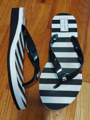 $95 KATE SPADE 9 M Sandalia Tanga Cuña Baja Rayas Negro/Blanco Chanclas Foto 1 de 4