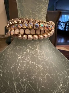 INKL. MULTI ARMBAND SET AUS VIER KRISTALL UND PERLE GOLDFARBEN DEHNBAREN ARMBÄNDERN  - Bild 1 von 5