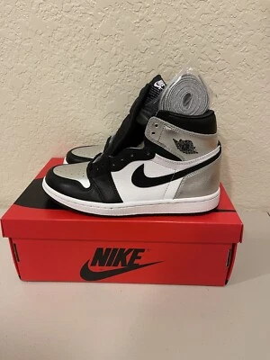 Size 6.5W/ 5 men’s  - Jordan 1 High OG Metallic Silver - Image 1 of 4