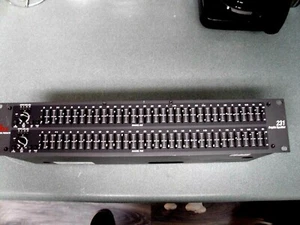 EQUALIZER D B X --- 231    31 BAND WORKING PERFECT  WITH POWER CORD - Picture 1 of 7