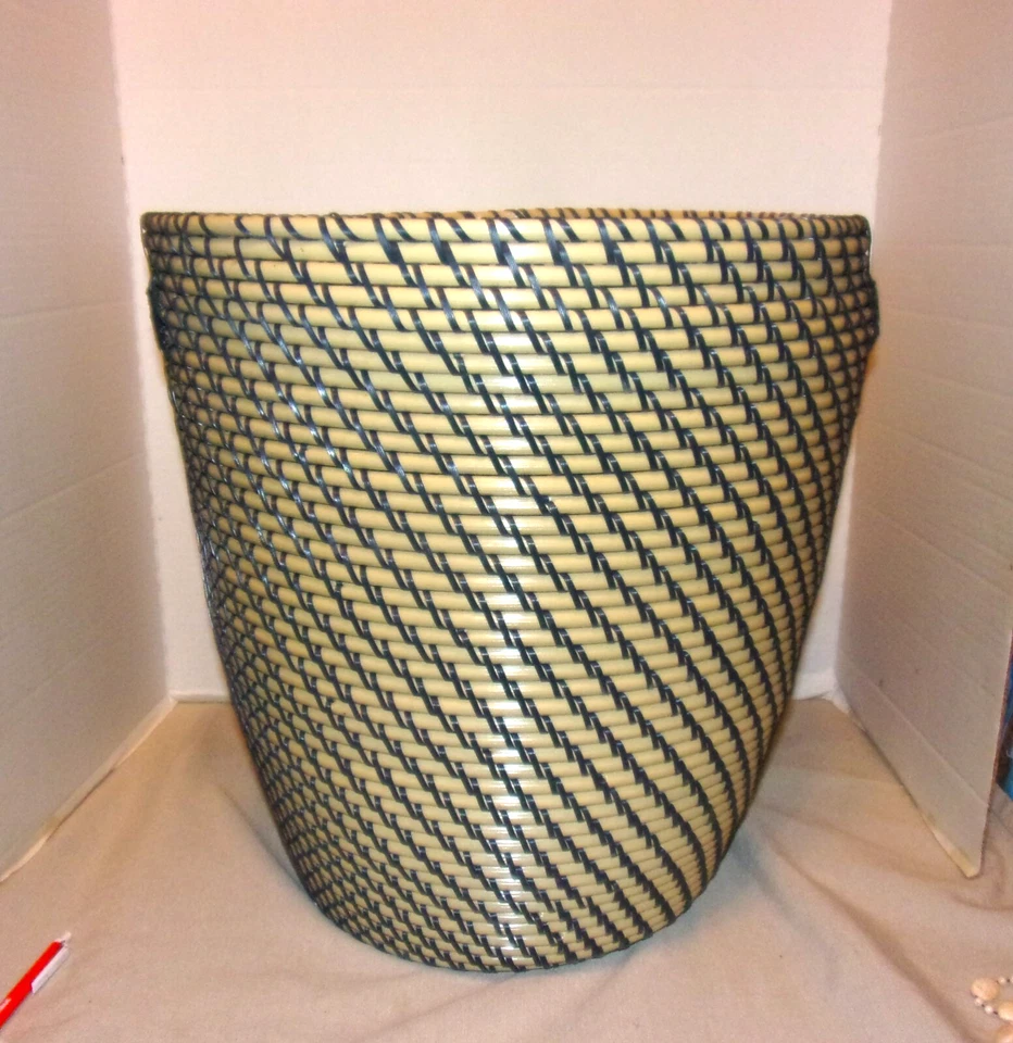 Cesta tejida Ikea extra grande con dos asas de transporte y un revestimiento de plexiglás Foto 1 de 4