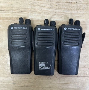 3x RADIO MOTOROLA CP200D VHF 136-174 MHz 16 Ch AAH01JDC9JC2AN così com'è per parti di ricambio - Foto 1 di 6