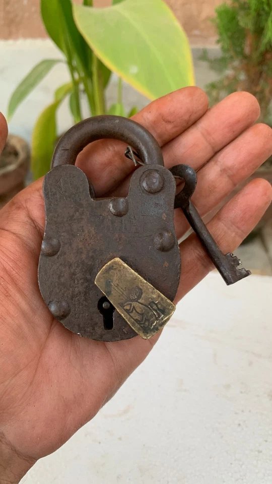 Antiguo candado Aligarh de hierro forjado a mano de 10 palancas cerradura de latón y llave de trabajo Foto 1 de 4