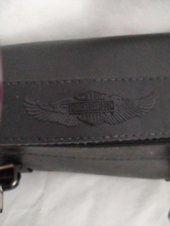 Harley Davidson Cuero Negro Moto Manillar Horquilla Bolsa de Herramientas Bolsa Logo Foto 1 de 4