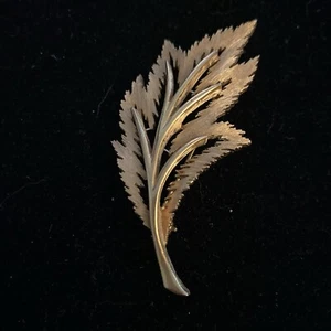 Vintage Goldtone JJ Jonette Jewelry Leaf leaves Brooch Pin - Picture 1 of 3