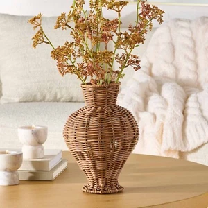 Jarrón interior Better Homes & Gardens 10" marrón tejido imitación ratán - Imagen 1 de 4