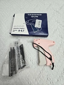 Pistola per etichettatura Corporate America S-3.7 rosa con aghi e attacchi bianco/nero - Foto 1 di 5
