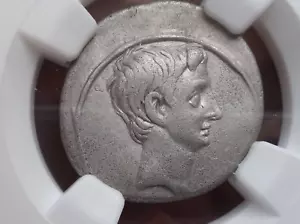 NGC Ch VF 5/5-2/5 Ottaviano (Augusto), 44-27 a.C. Denario, "Curia Giulia". Raro! - Foto 1 di 7