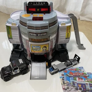 Tomica Gurutto Transformation DX Police Station - Picture 1 of 2