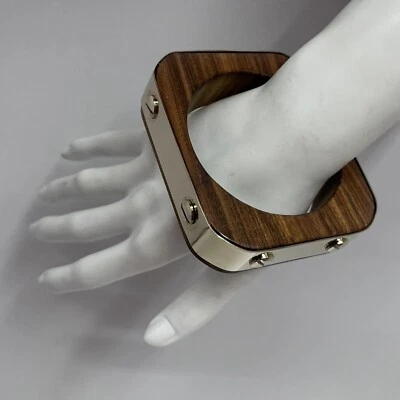 Pulsera de madera y metal Emilio Pucci arte para usar tornillos de metal tono dorado y madera Foto 1 de 4