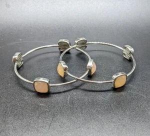 Brazalete PULSERA Par Juego de 2 Piedras Imitadas Melocotón en Tono Plateado Bisel Ajuste - Imagen 1 de 5