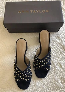 Neu im Karton - Ann Taylor Mariah Wildleder-Sandalen mit Nietenabsatz. Größe 8,5. TRUE NAVY - Bild 1 von 4