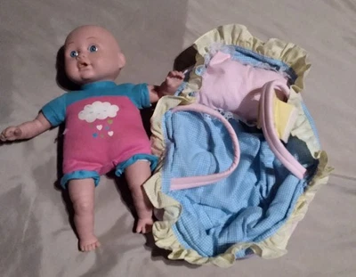 沃尔玛 Cloud Raining Hearts 婴儿娃娃粉色蓝色-柔软身体带毛绒背带 — 第 1/4 张图片