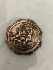 MONEDERO ANTIGUO - ESTILO COMPACTO - QUERUBINES DE FONDO CON CUENTAS EN CUBIERTA DE PECES - Imagen 1 de 6