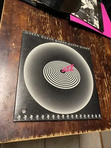 Queen Jazz Gatefold Vinyl Record Album (PRC) With Poster Vintage Original (1978) - Foto 1 di 24