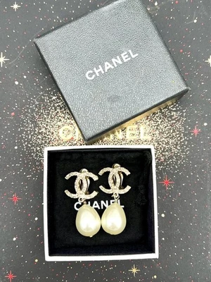 Boucles d'oreilles Chanel en clips logo CC en métal doré chacune avec d'une bre - Immagine 1 di 4