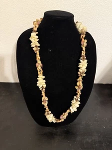 Vintage Shell Lei Necklace Hawaaian Collectible - Picture 1 of 3
