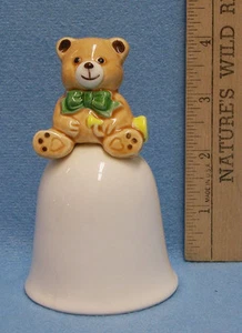 Adorable campana de cena de cerámica Mikasa de colección con oso en la parte superior sosteniendo un cuerno trompeta - Imagen 1 de 3