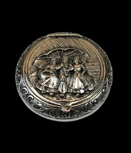 Atractiva Caja de Plata Holandesa 833 Alto Relieve Fundida con Figuras Bajo Paraguas - Imagen 1 de 12