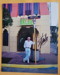 STAN LEE AUTOGRAPHED 8X10 PHOTO - Picture 1 of 1