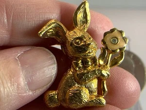 Easter Bunny Rabbit with Flower Enamel AVON Vintage Gold Brooch Tack Pin V-7754 - Picture 1 of 3