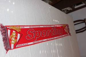 BUFANDA DE FUTBOL DEL REAL SPORTING DE GIJON MODELO CON ESCUDOS TUMBADOS - Imagen 1 de 1