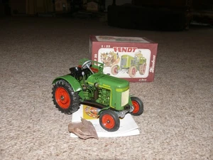 S82 Kovap  0330  mechanischer Schlepper Fendt F20 Dieselross  Blech 1:25 - Bild 1 von 2