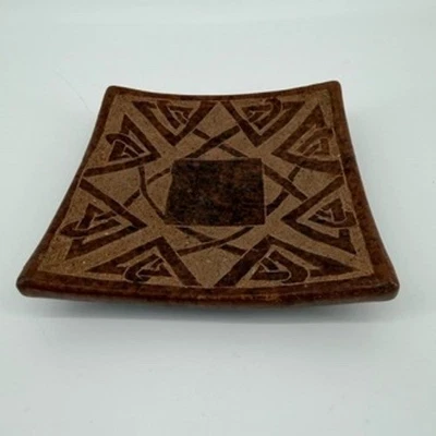 Candelabro cuadrado curvo marrón decoración acento cerámica indonesia Foto 1 de 4