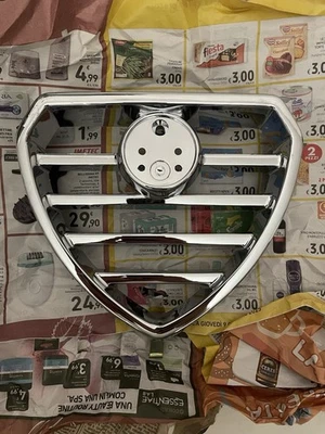 SCUDETTO CENTRALE NUOVO PER ALFA ROMEO ALFETTA GT E GTV ANNI DAL 74 ALL’80 - Immagine 1 di 4