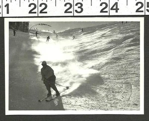 FOTO ANTIGUA DE COLECCIÓN B&W HOMBRE HUNDIÉNDOSE EN LA NIEVE DOWN HILL #2783 - Imagen 1 de 1