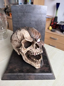 Escultura de calavera en soporte de metal Haloween hombre cueva exhibición utilería ¡RARA! - Imagen 1 de 5