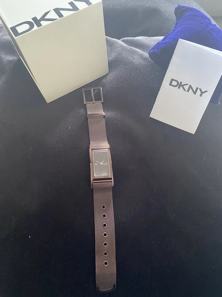 Reloj de cuarzo para mujer DKNY sin usar con instrucciones y caja Foto 1 de 4
