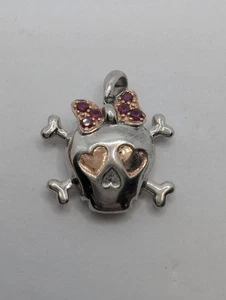 Calavera y huesos de plata de ley 925 de dos tonos con colgante de arco de rubí creado en laboratorio - Imagen 1 de 7
