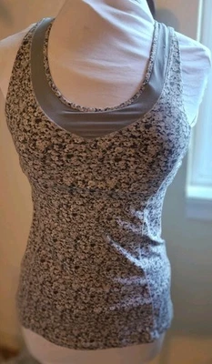 Camiseta sin mangas floral azul claro/gris Lululemon entrenamiento yoga para mujer talla S acolchada Foto 1 de 4