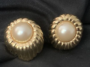 Vintage Monet Faux Pearl Clip on Earrings Gold Tone Floral Design 1" Wide  - Picture 1 of 6