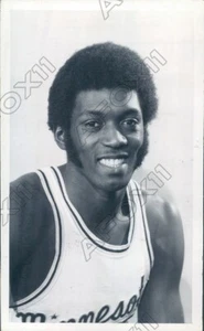 Minnesota Golden Gophers Basketball Forward Jim Brewer Press Photo - Picture 1 of 2