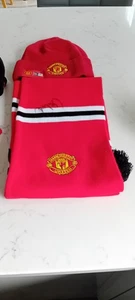 MANCHESTER UNITED SIGNIERTER SCHAL MIT 2 MÜTZEN 2 PAAR HANDSCHUHEN UND EINER TASSE - Bild 1 von 10