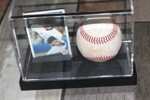 Roy Halladay Signed Baseball! FREE SHIPPING! - Picture 1 of 4