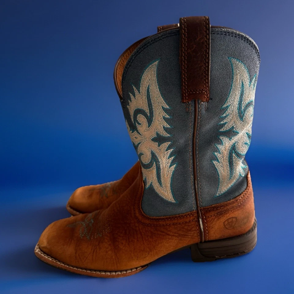 BOTAS DE CAUBÓI AARIAT 3 YOUTH LONESTAR MARROM E AZUL ONDAS ESCUDO DE CHOQUE BIQUEIRA QUADRADA - Imagem 1 de 1