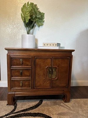 Mesa auxiliar/mesa de noche Mid-Century Thomasville Mystique Chinoiserie cereza maciza Foto 1 de 4