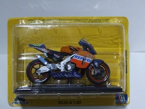 1:22 Scale 2002 Honda RC211V Valentino Rossi by Protar - Picture 1 of 4