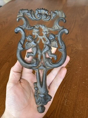 Antiguo Americano NO REPRO Cupido Hombre Ángel Hierro Fundido Remache Plato Caliente 3 Pies Foto 1 de 4